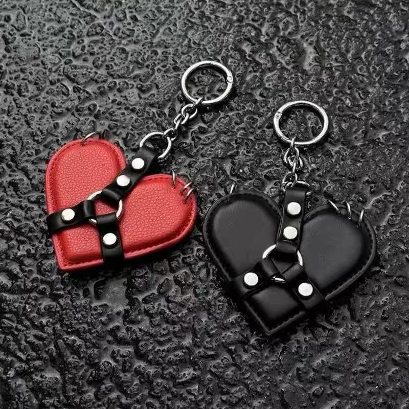 Y2K Rivet Heart Bag Charm Punk Gothic Leather Heart Keychain Black Red Bag Pendant Bag Hanging