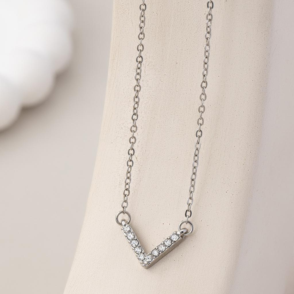A Fashionable Women's Pendant Necklace. Simple and Elegant V-Shaped Pendant Made of Zinc Alloy with Glass Inlay, Suitable for Daily Wear and Gift