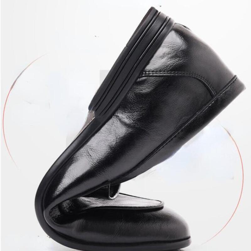  Men Fashion Shoes Driving British Round Toe Lazy Shoes Male Leather Cowhide Business Peas Sneaker Man Soft Bottom Shoe