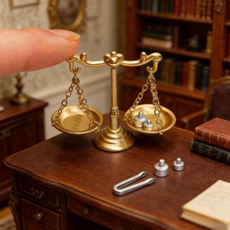 Miniature Balance Scale Model 1/12 Dollhouse Mini Retro Scales Justice Scale Model Dollhouse Scene Decor Micro Scene Photos Prop