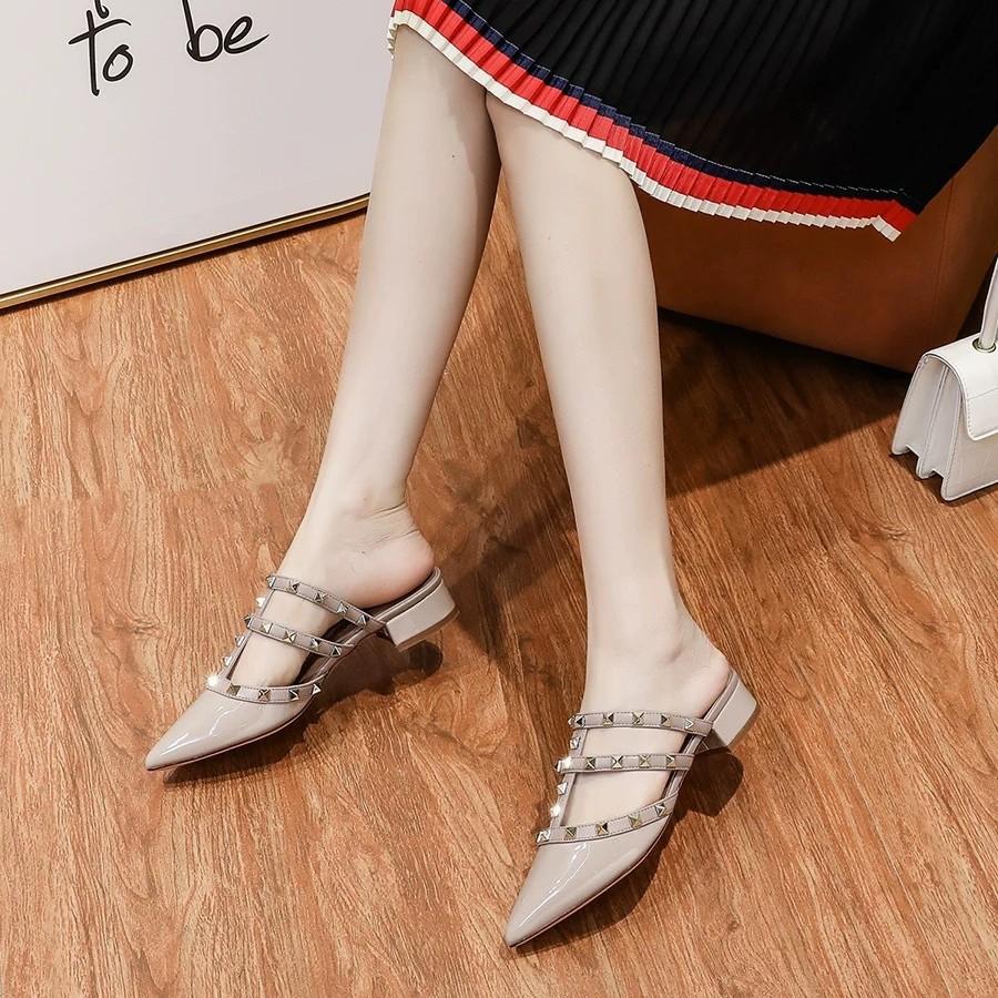 Nya nitspetsiga coola tofflor dam ytterkläder tjock klack medium klack väskhuvud halvtofflor nude mode sandaler sommar