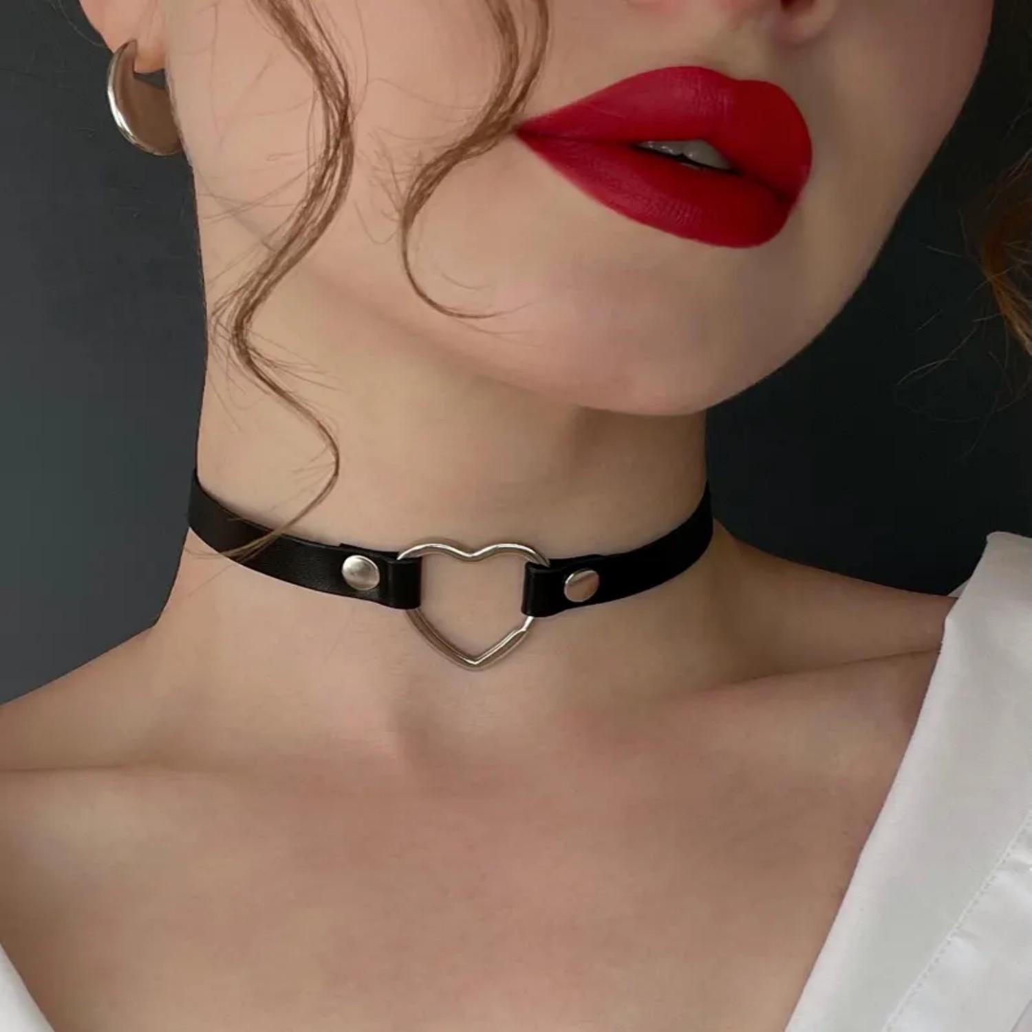 Мягкий темный чокер с подвеской в виде персикового сердца - Тонкий полый дизайн в форме сердца из ПУ для женщин и девочек