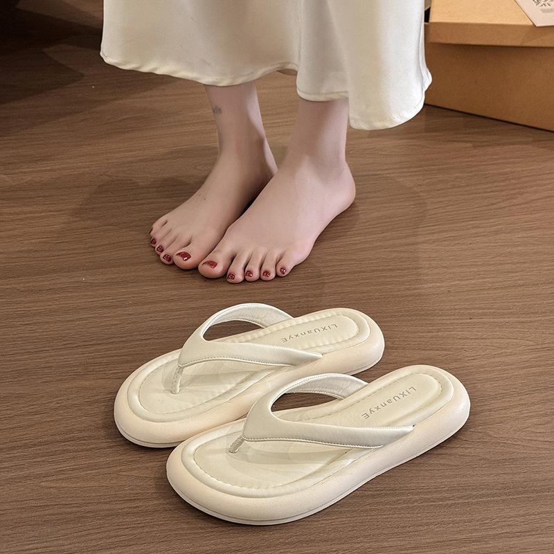 French Xiaoxiangfeng thick-soled sandals women's outer wear in the summer of 2025 new simple with skirt flip-flops
