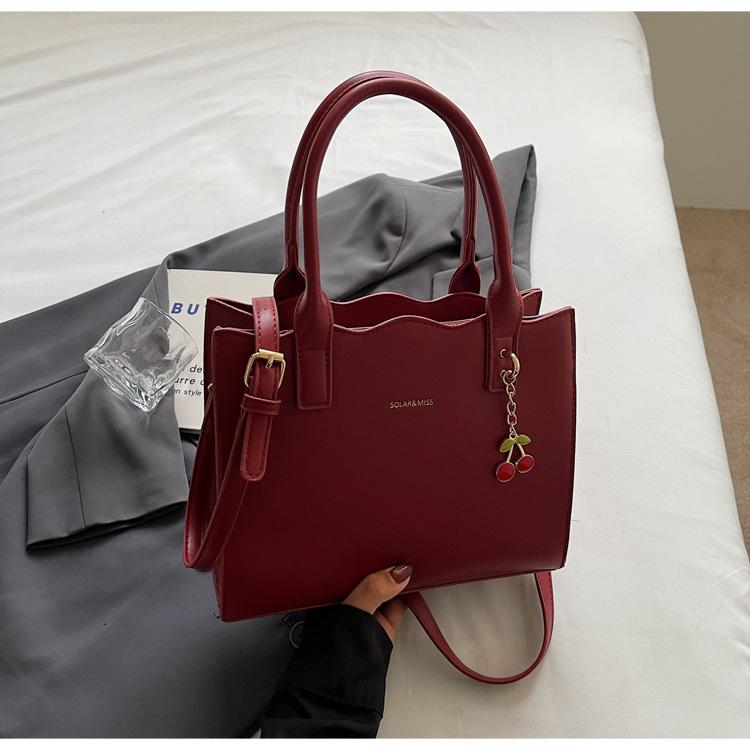 

Red wedding bag women s 2025 new portable bridal bag texture mother bag foreign style elegant shoulder messenger bag бордовый