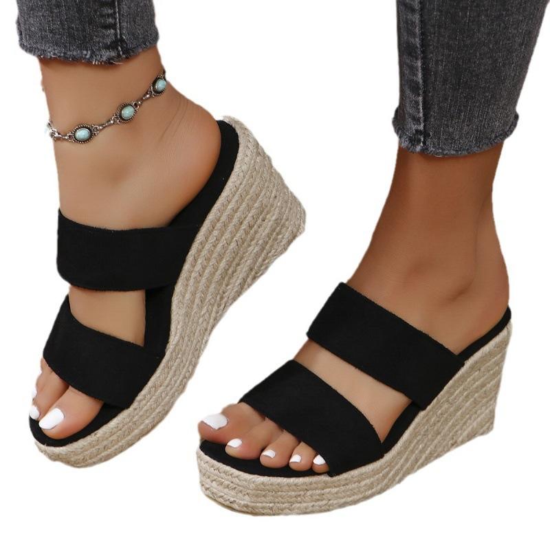 2025 Sommer neue europäische und amerikanische Außenhandel Übergröße Damenschuhe Keilabsatz dicke Sohle Wort mit lässigen Fischmaul coolen Hausschuhen