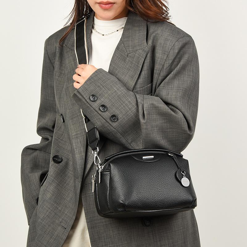 Trendig liten väska för kvinnor, Crossbody-väska med stor kapacitet för damer, Enkel och elegant, Mångsidig enkel axelväska