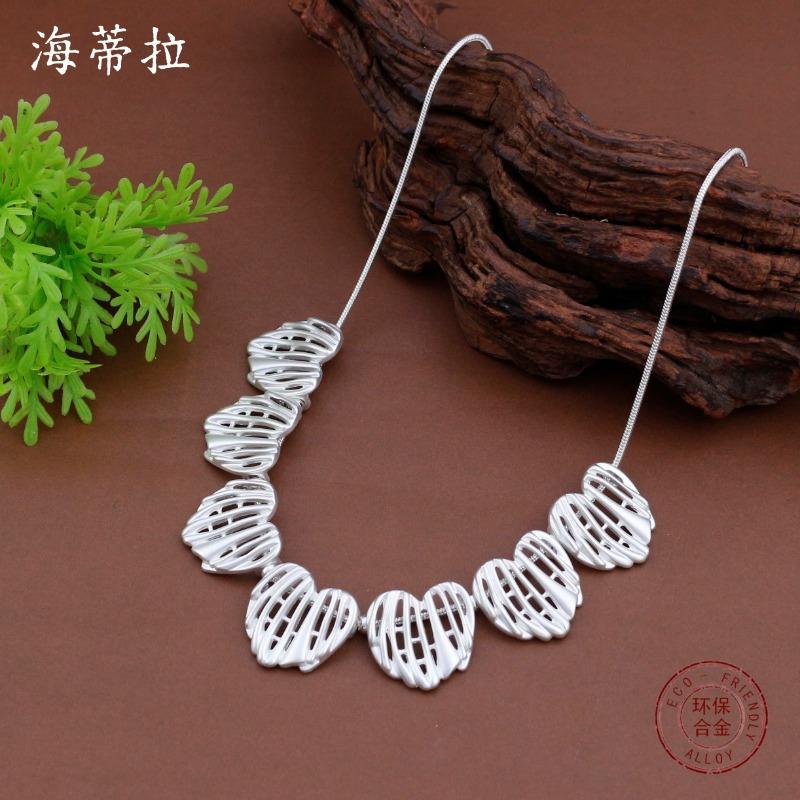 New matte hollow love leaf necklace women's creative high-end heart-shaped versatile neck chain