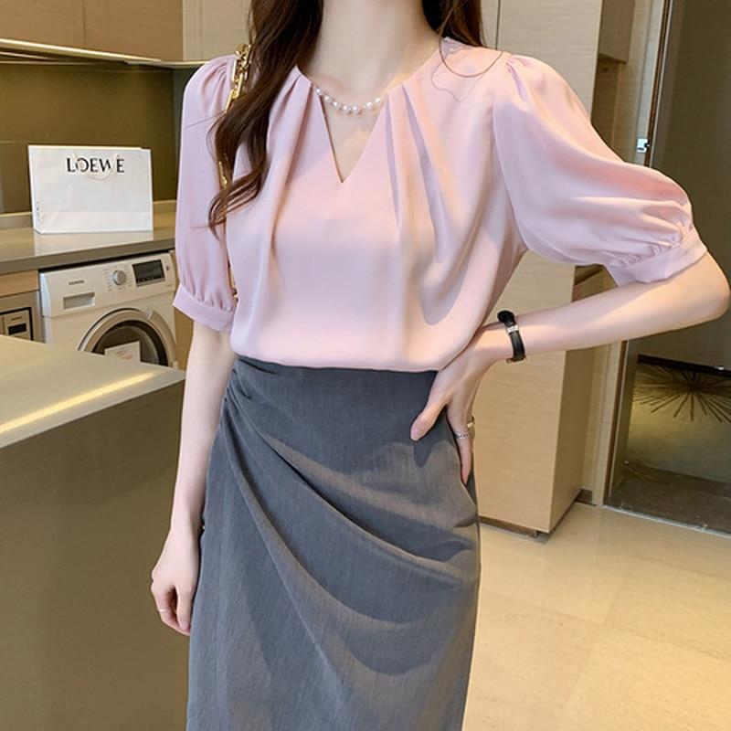 

Летние корейские модные шифоновые рубашки, элегантные свободные жемчужные блузки с v-образным вырезом, женские 2021, женские тонкие плиссированные топы с короткими рукавами 15202 M