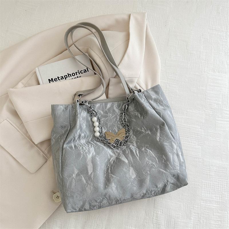 

2025 весна и лето новая мягкая кожа большая вместимость корейская версия жемчужная цепочка сумка через плечо текстурная работа досуг сумка-тоут женская серебряный