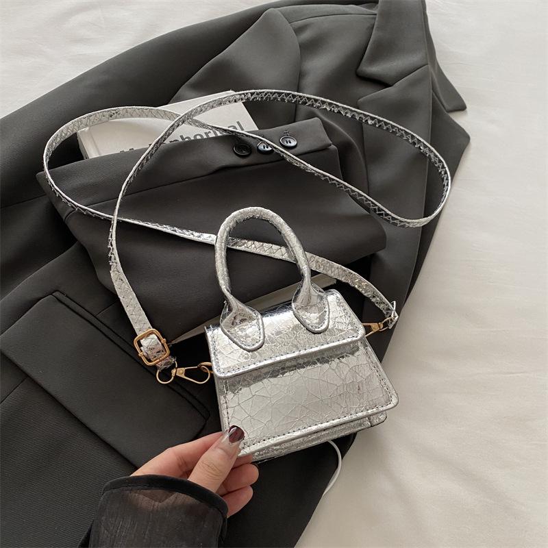 

New personalized retro casual shoulder messenger bag fashionable and beautiful atmosphere simple portable small square bag серебряный