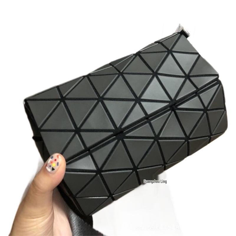 Women's Geometric Diamond Pattern Round Crossbody & Waist Bag