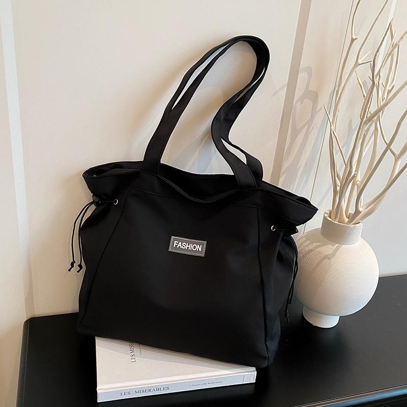 

Повседневная Универсальная Новая Сумка-тоут для 通勤, Студенческая, для Занятий, Женская, Большая Вместимость, Легкая, Простая Однотонная Сумка на Плечо чёрный