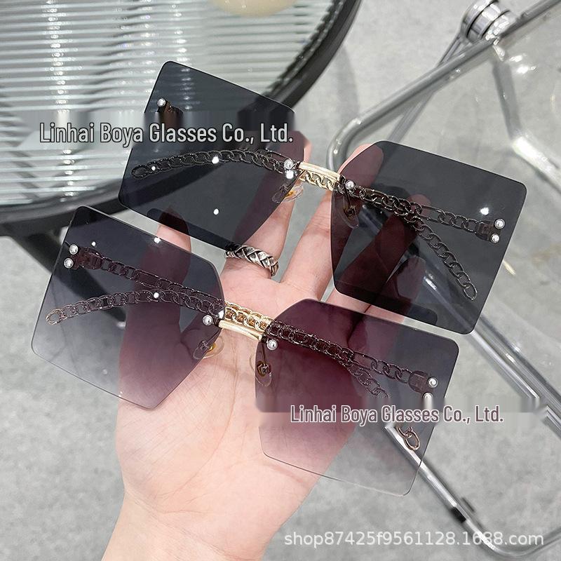 

Новые женские солнцезащитные очки оверсайз без оправы квадратной формы: Европейский и американский стиль, необработанный край, защита от солнца, трендовый в Douyin Gradient Grey