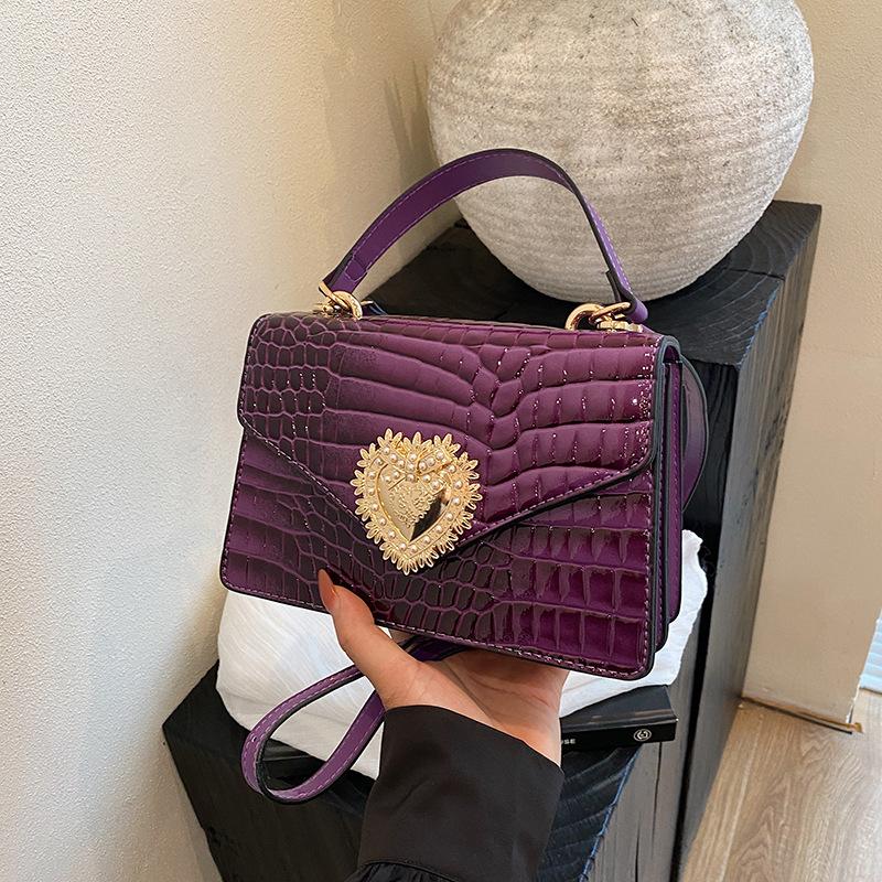 

2025 European and American crocodile pattern court style portable underarm bag love pearl chain commuter flip shoulder messenger bag фиолетовый
