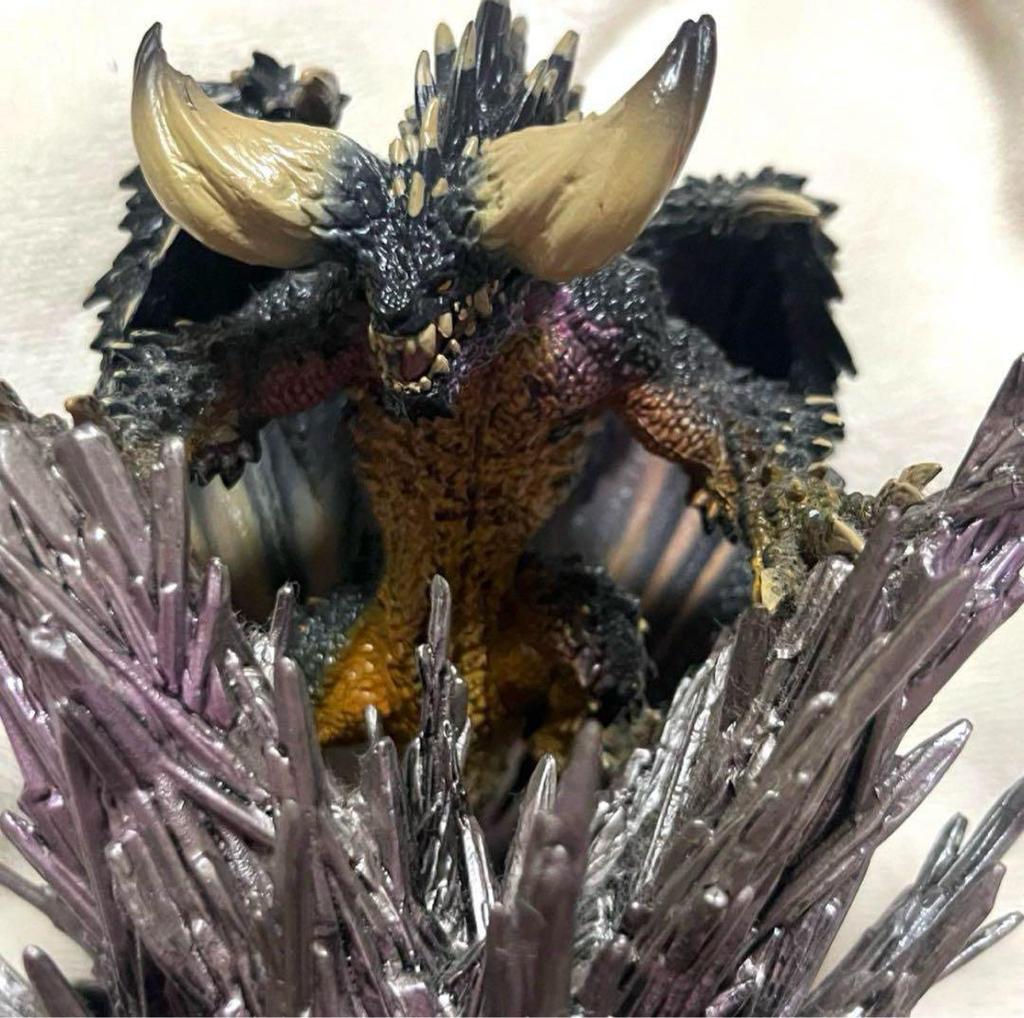 [USED] MHW Collector's Edition Nergigante Figure & Design Book