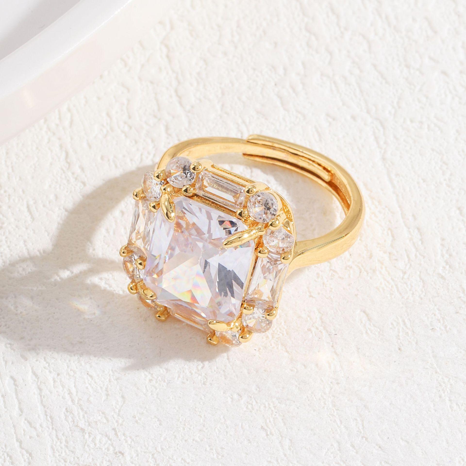 

Набор из квадратных украшений в винтажном женском придворном стиле, ожерелья, серег и колец, инкрустированных бриллиантами.