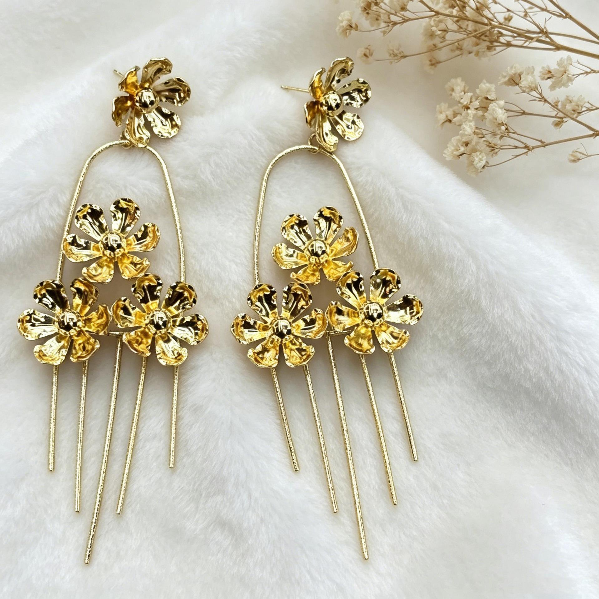 French Retro Flower Earrings Women s Medieval Atmosphere Long Earrings Light Luxury Niche Exquisite Earrings золотисто-желтый