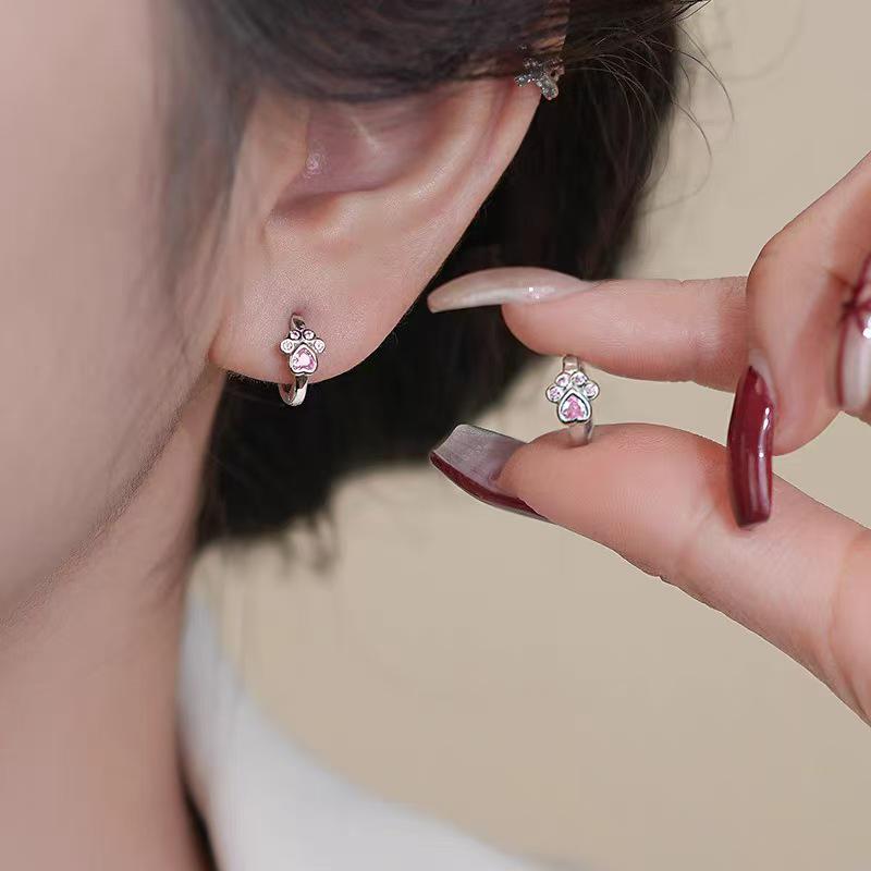 Elegant Heart Cat Paw Earrings: High-End Japanese-Korean Autumn/Winter Design, Versatile Fashion Ear Cuff