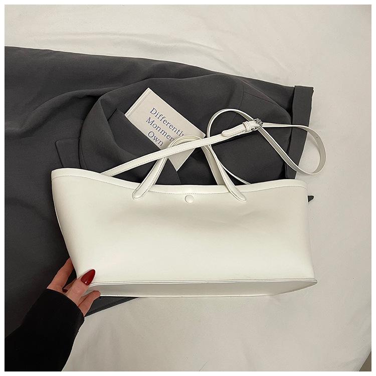 

Портативная повседневная сумка-тоут большой вместимости 2025 новая корейская версия модная простая наплечная сумка высококлассная универсальная женская сумка белый