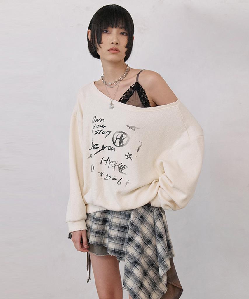 NO EXTRA TOUCH One-Shoulder Graphic Sweatshirt (Cream)_26Spss001Cr