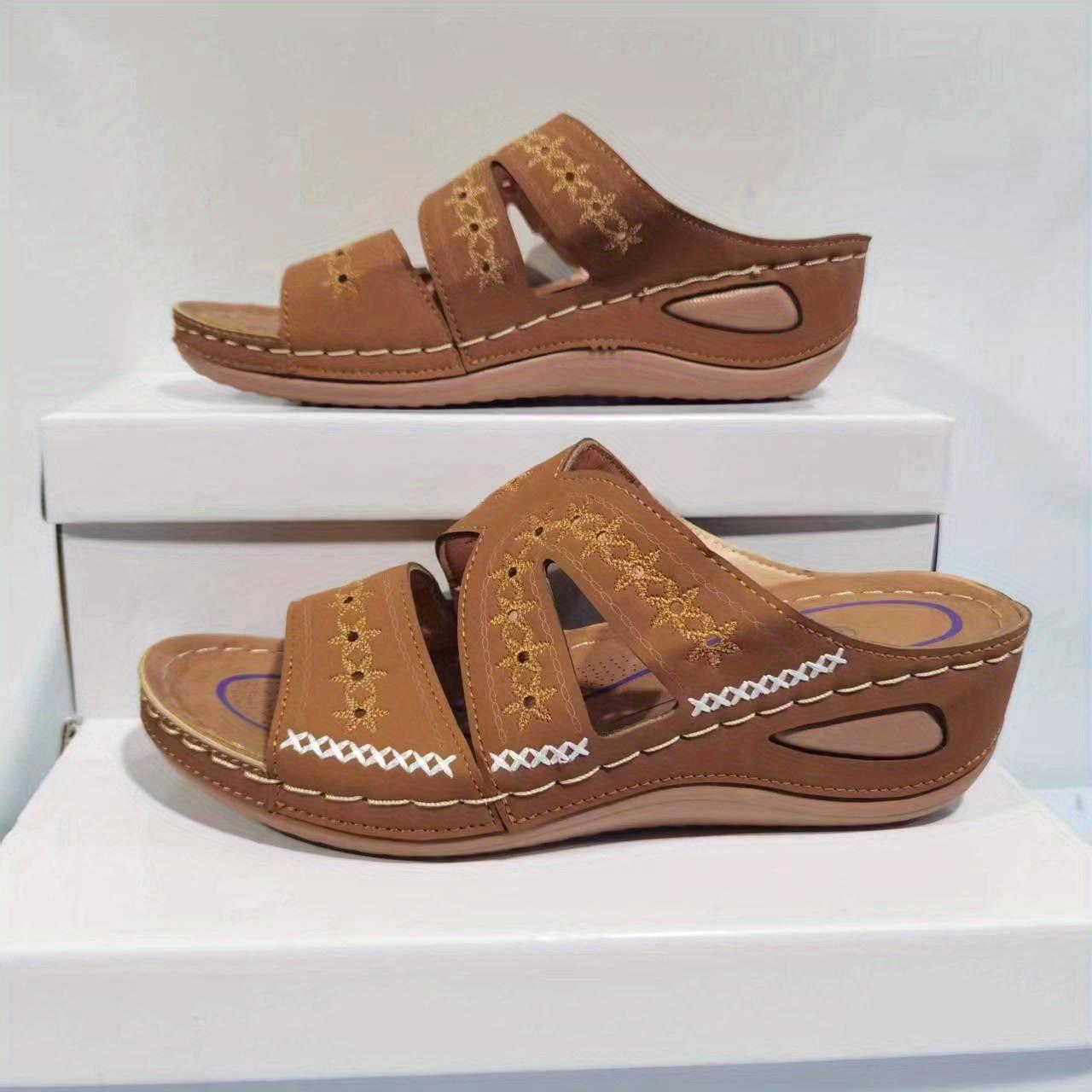 

Удобные женские босоножки на танкетке с супинатором и цветочной вышивкой 43 светло-коричневого