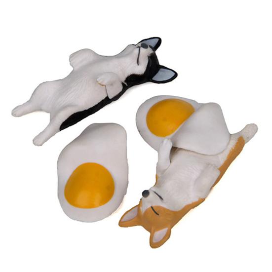 Decoração Fofa de Cão para Painel de Carro Mini Cão Dormindo com Colcha de Ovo Frito Ornamento para Mesa de Escritório Decoração de Interior de Carro