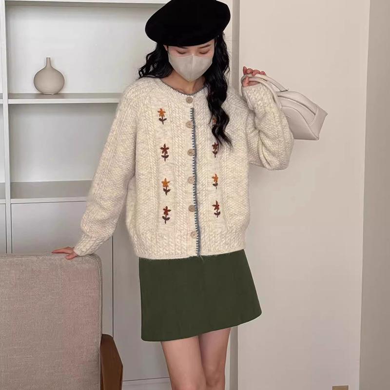 

Retro embroidered flower crew neck sweater jacket women s autumn and winter new gentle wind soft waxy versatile soft waxy knitted cardigan One size