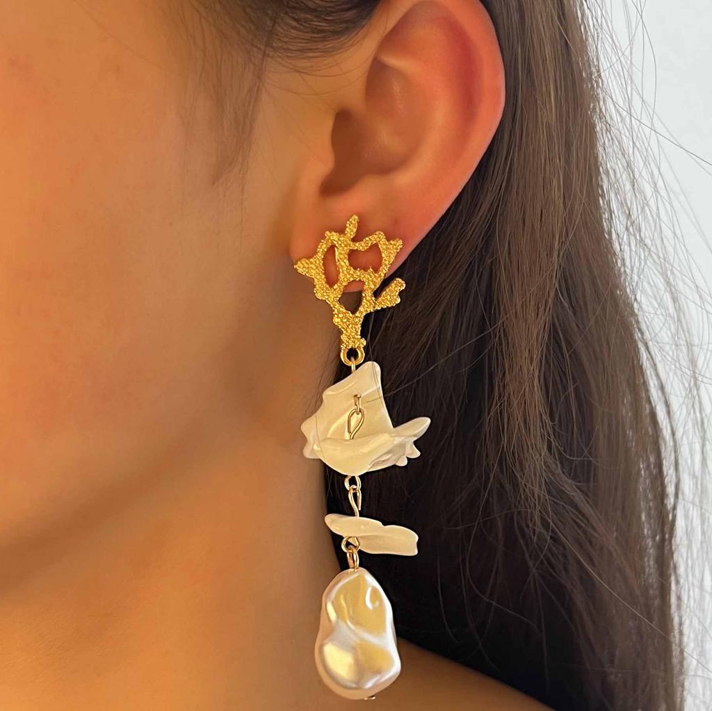 Personality light luxury niche design sense ocean wind imitation broken shell alloy coral long imitation pearl earrings women