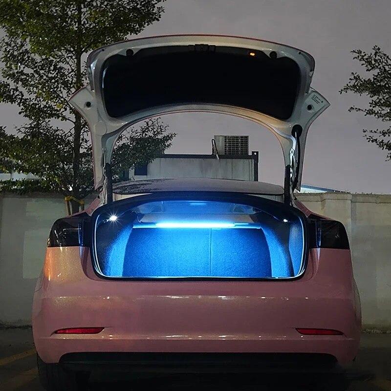 For Tesla Model 3 LED Bil Bagasjeromslys Atmosfærelys Interiør Modifikasjon Dekorativ Lyslist Selvklebende Hvit / Blå