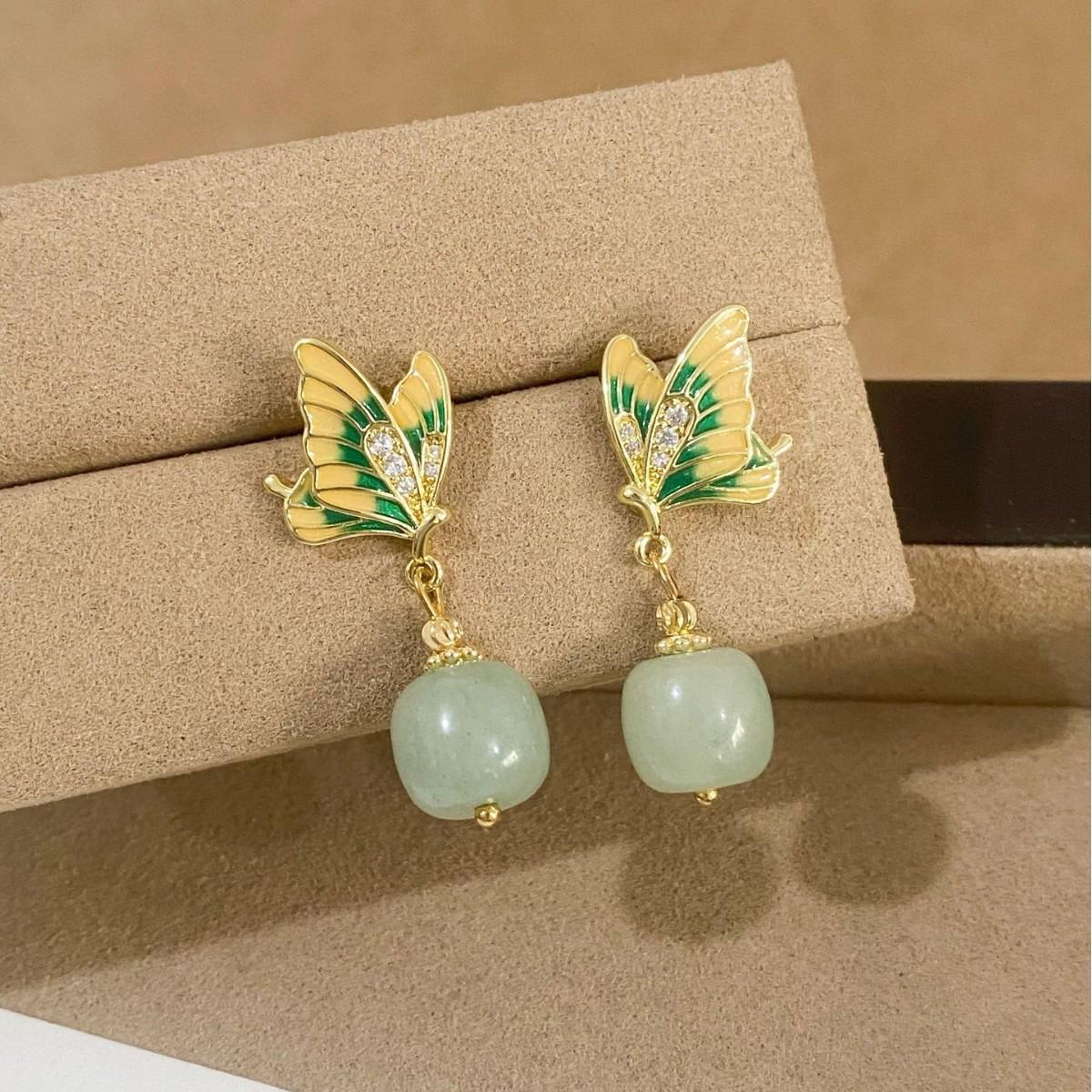 Elegant Retro Green Butterfly Stone Earrings - Exquisite, Versatile, Natural Design