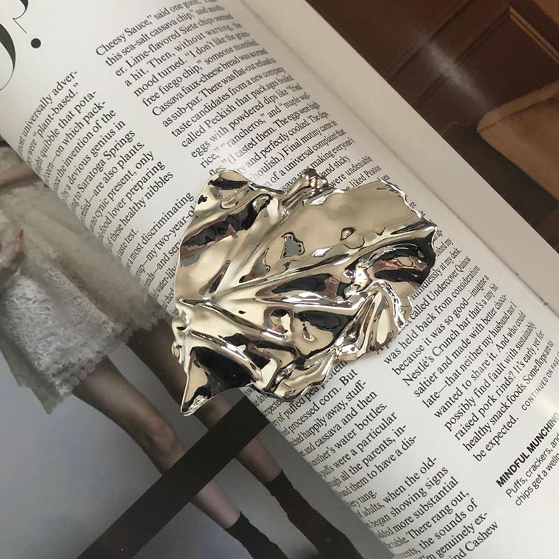 

2026 Metal Irregular Pleated Textured Broochs for Women Unique Creative Exquisite Fashion Suit Pins Party Jewelry Accessories