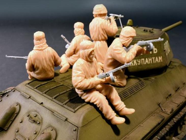 MiniArt Scale Soviet Army Assault Infantry In Winter Camouflage Uniform Plastic Model Kit MA35226 1/35 (5-Piece Set)