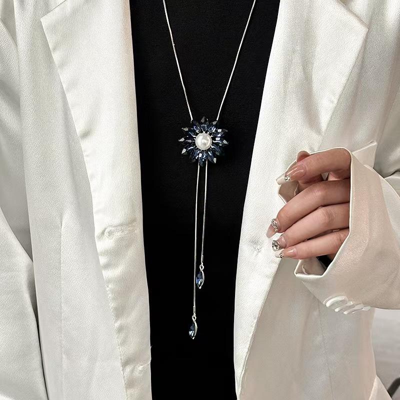Hot-selling versatile sweater chain women s high-end long necklace fashion European and American light luxury niche tassel