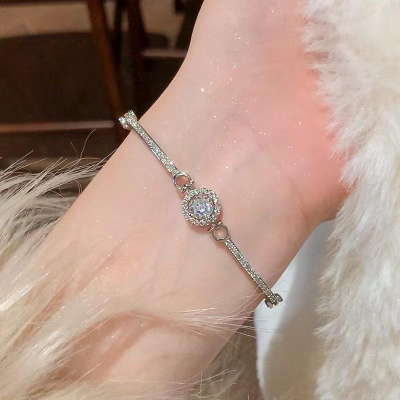 Little Sun 2024 Light Luxury Star Point Bracelet for Women - Exquisite, High-End, Super Shiny