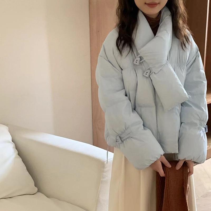 

Модный милый пуховик женский короткий 2025 зима новый воротник-стойка застежка на роговые пуговицы теплый белый утиный пух шарф хлебная одежда One Size