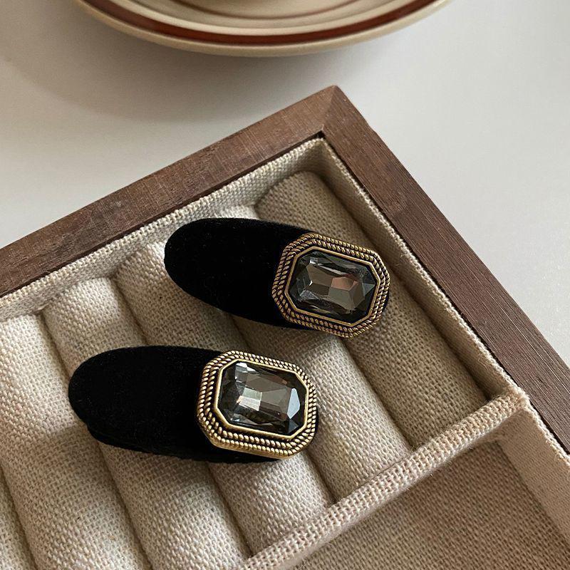 

Korean Vintage Velvet Rhinestone Hair Clip - Elegant Duckbill Style Hairpin Oval Velour Square Rhinestone Clip