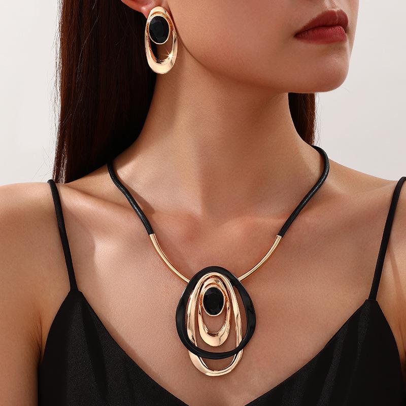 European-American Fashion Retro Pendant Necklace & Oval Earrings Set for Women