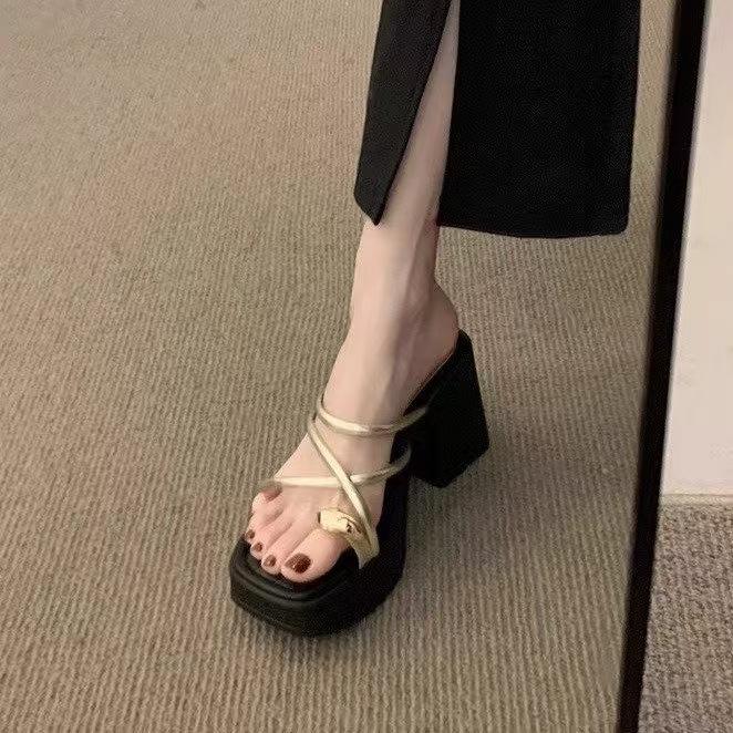 Pantoufles à talons hauts tempérament magnifique pour femmes été port extérieur à la mode nouveau haut de gamme sandales de mode à talons épais