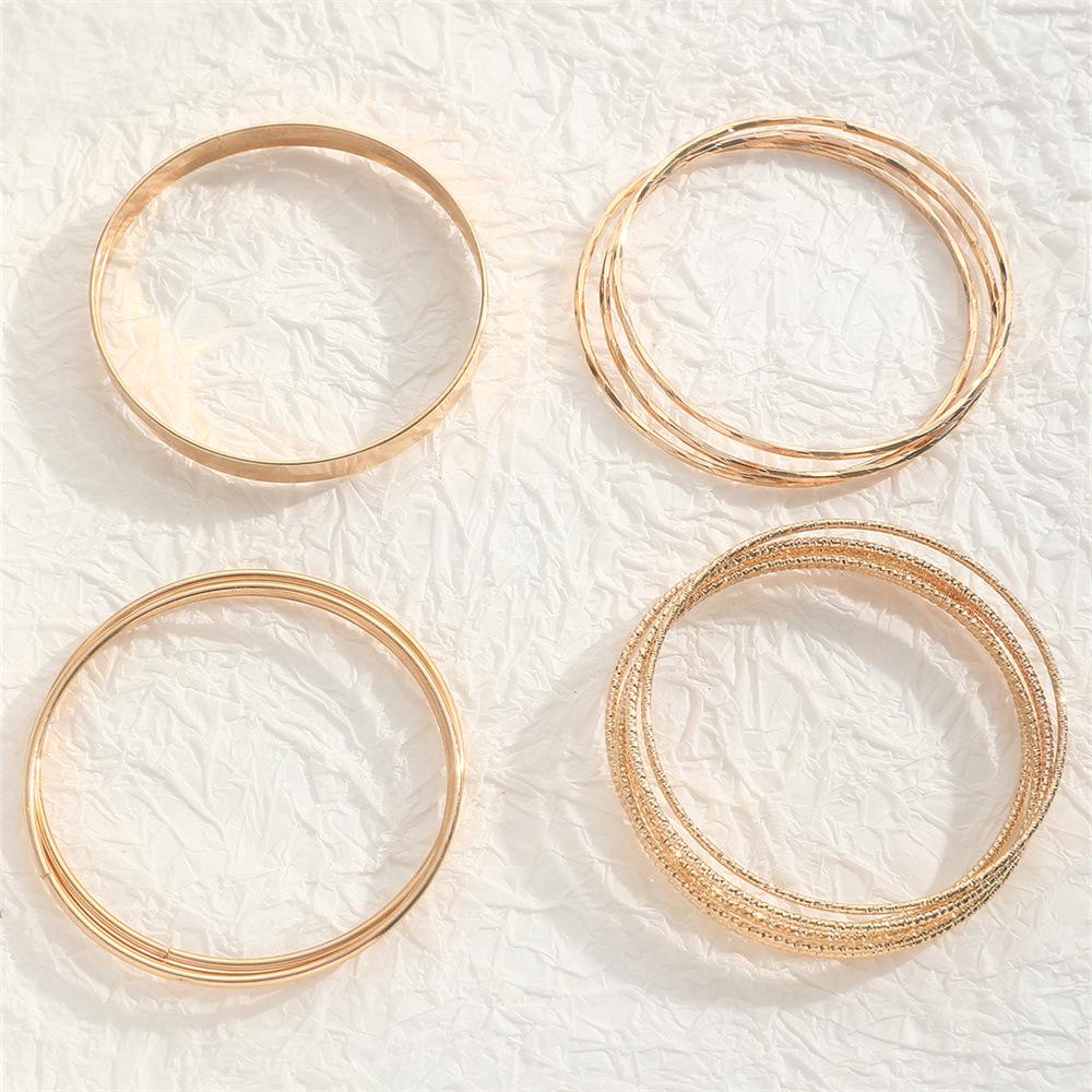 Ensemble de Bracelets Larges Rétro Européen-Américain Dorés - Exagéré, Brillant, Design Irrégulier, Collection Multi-Pièces.