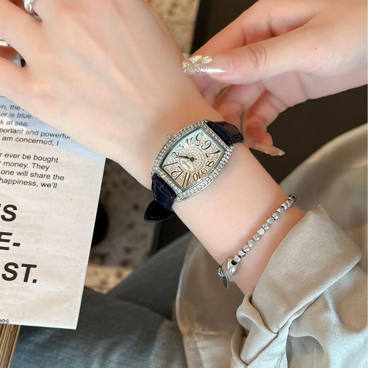 

Douyin Bestseller: Retro Tonneau Leather Belt Ladies Waterproof Fashion Watch