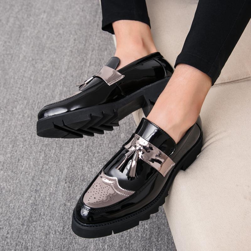 Mode Mode Goldene Herren Casual Slipper Quasten Lackleder Loafer Dicke Sohle Elevator Schuhe Herren Partyschuhe Business Schuhe Brogue