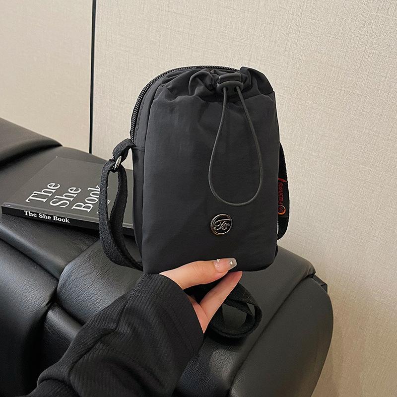 Niche design casual simple texture fashionable bucket bag 2025 summer new foreign style women's shoulder messenger bag