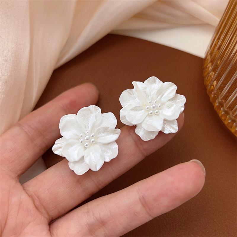 Big White Camellia Flower Imitation Pearl Stud Earring for Women Elegant Korean Sweet Resin Ear Wedding Party Jewelry