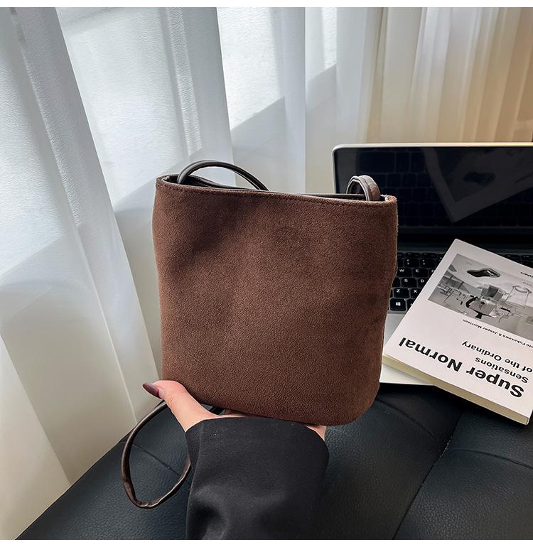 Women Suede Bucket Bag Faux Suede Shoulder Bag Large Capacity Women's Commuting Bags Retro Trendy Solid Color Tote Handbags 2025