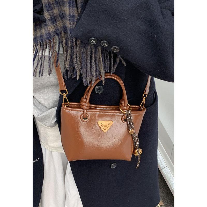 

Retro texture simple portable small bag women s 2025 winter vegetable basket bag versatile shoulder messenger bag коричневый