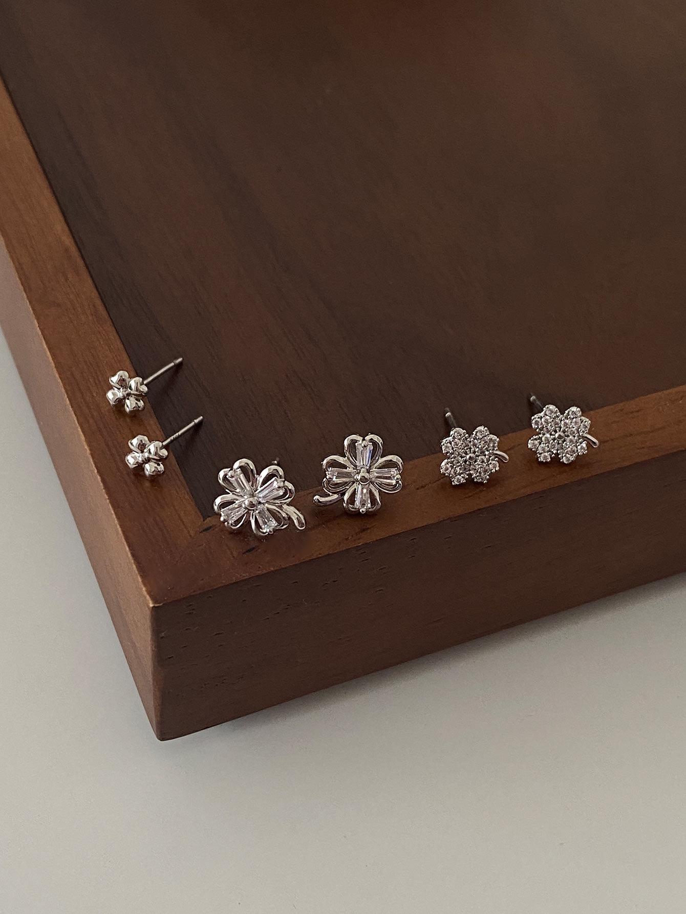 

Роскошный набор серег-клеверов из шести предметов: Маленький, Изысканный и Стильно Нишевый.