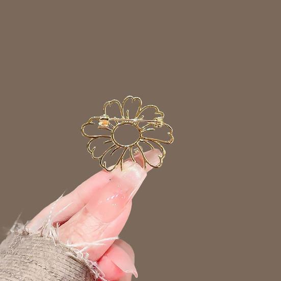 Women Brooch Smooth Surface Hollow Sun Flower Design Lapel Pin Non-Slip Buckle Scarf Badge Clothing Bags