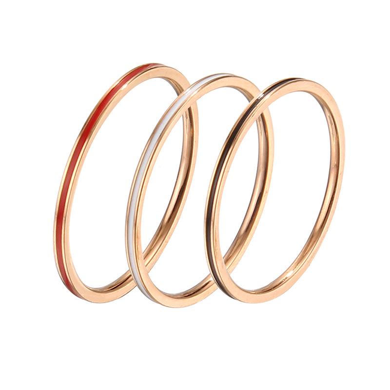 Bague en acier titane or rose pour femme avec design créatif en trois couleurs et détails ultra-fins de 1 mm.