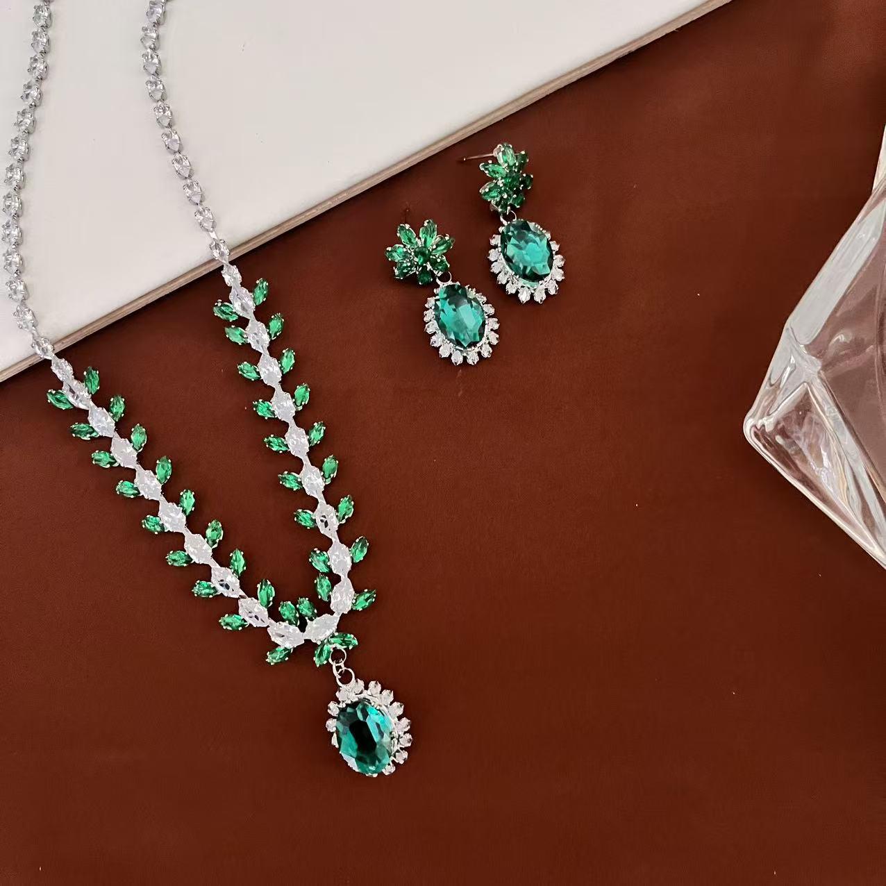 French Court Zirconia Earrings & Necklace Set: Elegant Water Drop Design, Luxurious Clavicle Chain, Unique Statement Jewelry. зелёный