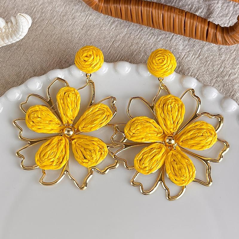 Cute Handmade Woven Sunflower Clip Earrings Raffia Flower Ear Clip for Women Beach Vacation Jewelry Gift Accessories Gifts